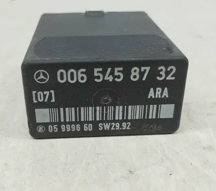Mercedes-Benz E W124 Fuel pump relay 0065458732 A0065458732