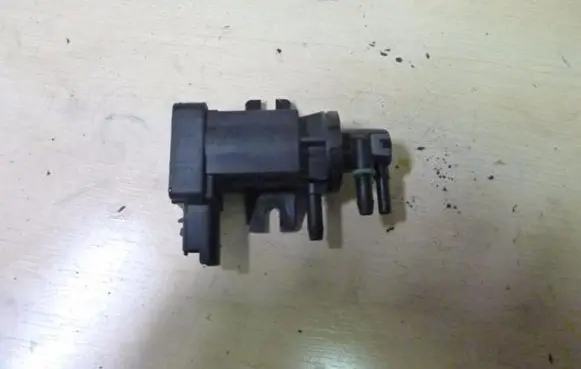 Citroen C4 II Turbo solenoid valve 9674084680 VD2162