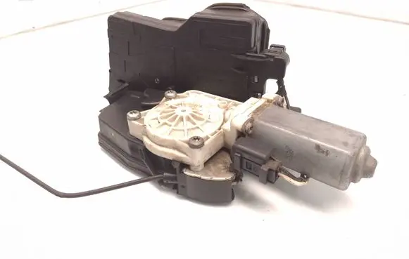 BMW 7 E65 E66 Front door soft close latching motor 8240570