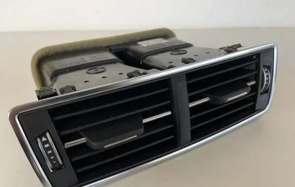 Audi Q7 4M Rear air vent grill 4M0819203C