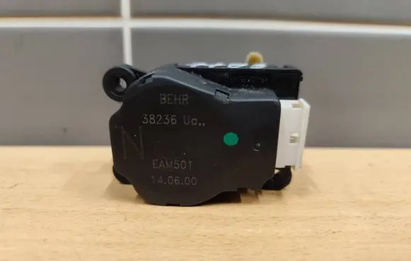 Citroen Xsara Picasso Air flap motor/actuator 38236U EAM501