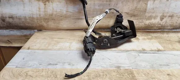 Accelerator throttle pedal