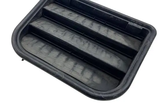 Quarter panel pressure vent