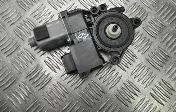 Hyundai i40 Front door window regulator motor 824603Z040 Z1096