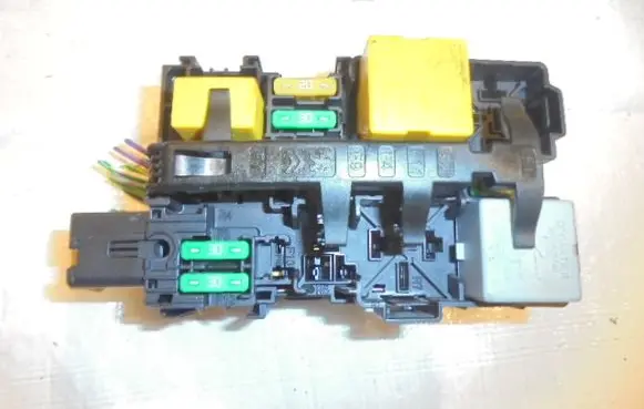 Peugeot 2008 I Fuse module 9806192580