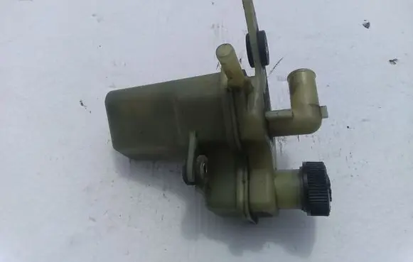 Mazda 3 I Power steering fluid tank/reservoir