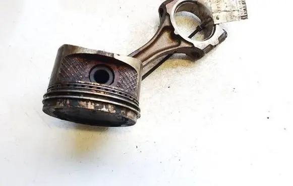 Toyota Avensis T220 Piston with connecting rod