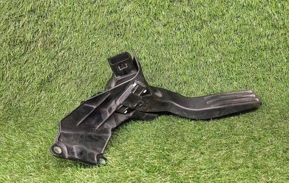 Ford Mondeo Mk III Accelerator throttle pedal 2S719F836DA