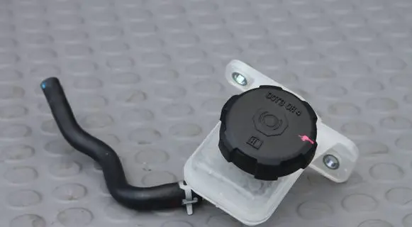 Hyundai Kona I Brake fluid reservoir HYUNDAI410662B101 410662B101