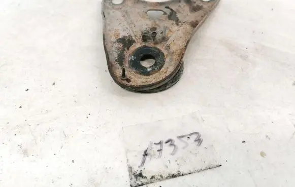 Toyota Avensis Verso Engine mounting bracket