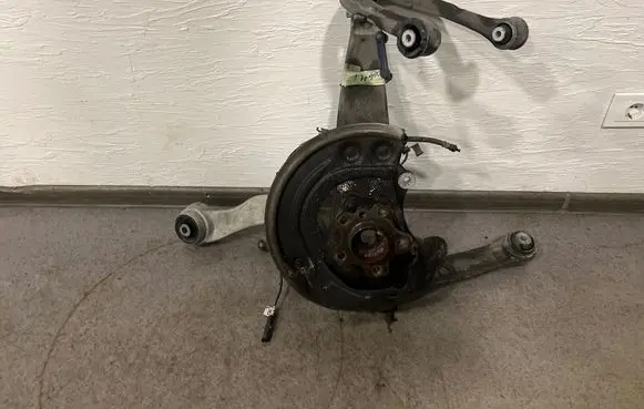 BMW 7 G11 G12 Front wheel hub spindle knuckle 6861173