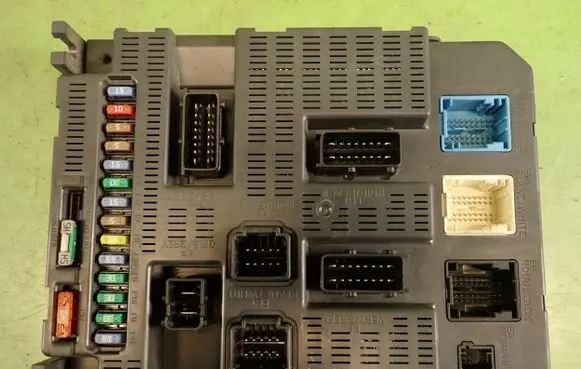 Citroen C4 I Fuse module 9663798580