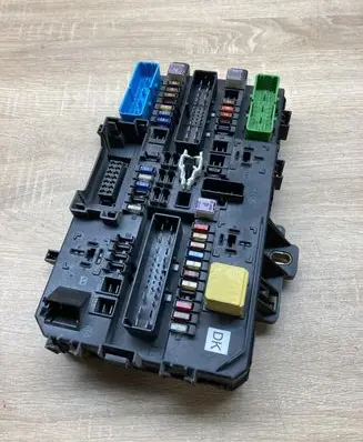 Opel Astra H Fuse module 13180774 5DK008669