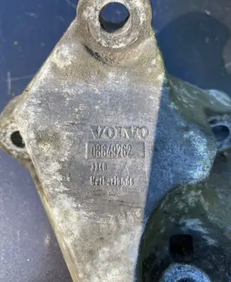 Engine mounting bracket