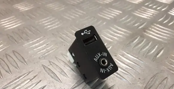 BMW X5 E70 USB socket connector 84109237653 9237653