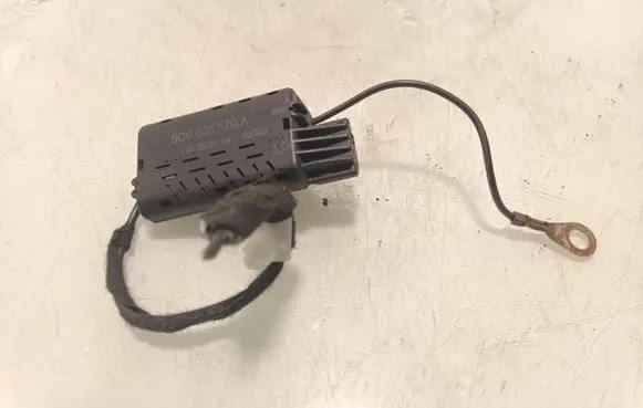 Volkswagen Jetta VI Aerial antenna amplifier 5C6035570A
