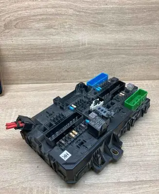 Opel Astra H Fuse module 13206762