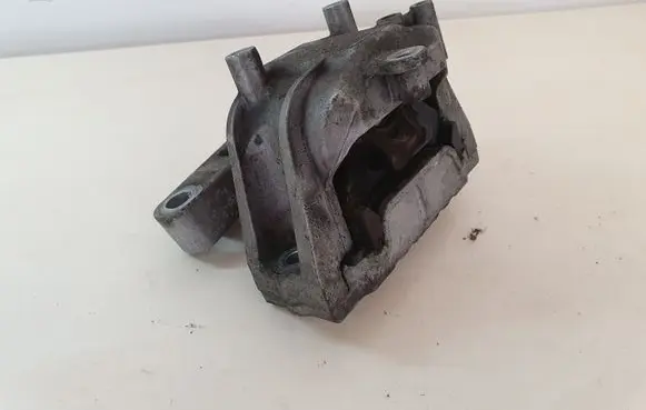 Volkswagen PASSAT B6 Engine mount bracket 1K0199262