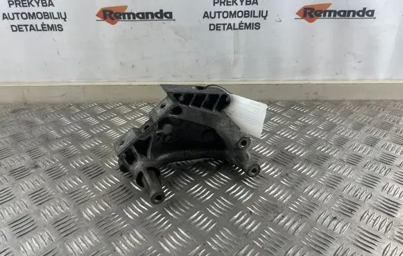 Volkswagen PASSAT B8 Engine mounting bracket 04L199207