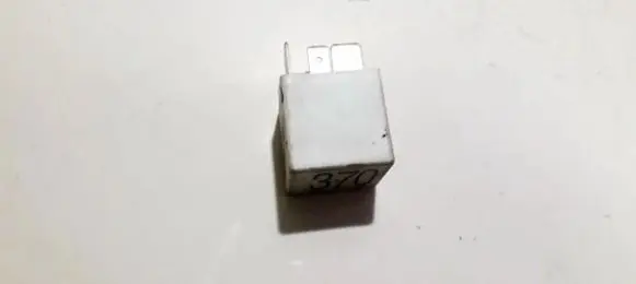 Volkswagen PASSAT B5 Other relay 8d0951253