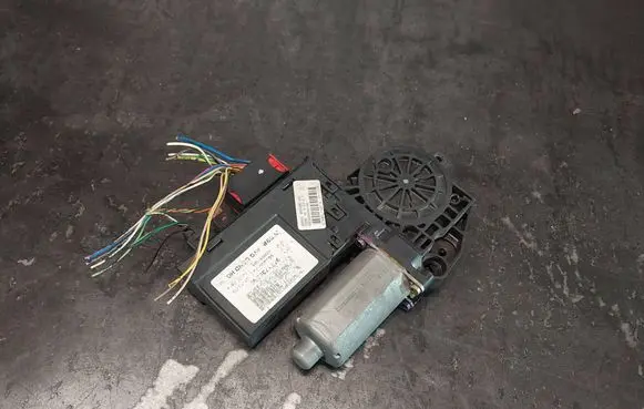 Peugeot 307 CC Front door window regulator motor 9651735080 0130821764