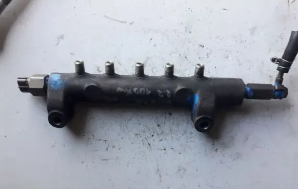 Nissan X-Trail T30 Fuel distributor 
