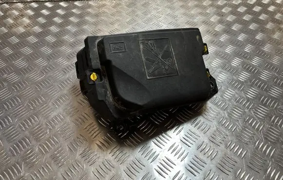 Renault Arkana Fuse box cover PU17120