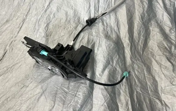 Volvo S60 Front door lock 31440997