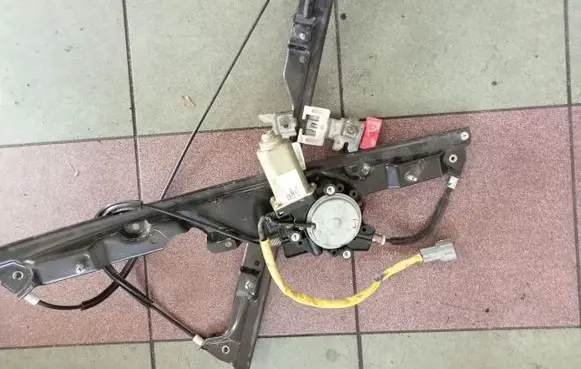Nissan Quest Front door window regulator with motor 807008Z010