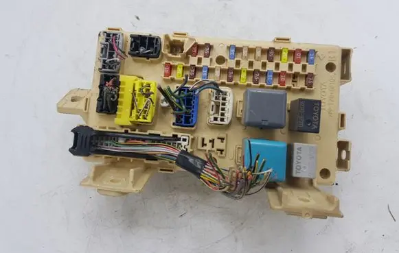 Toyota Avensis T250 Fuse module 8264105020A