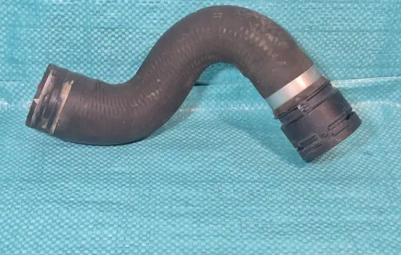 Engine coolant pipe/hose