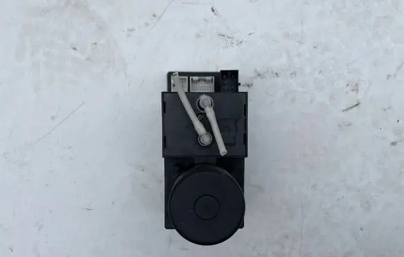 Audi A3 S3 8L Central locking vacuum pump 8L0862257D
