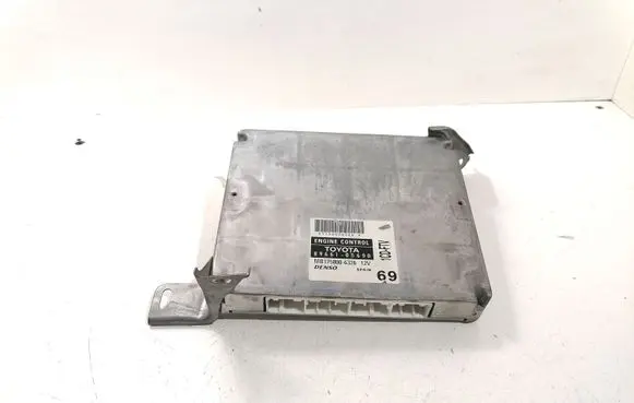 Toyota Avensis T250 Engine control unit/module 8966105690 MB1758006326