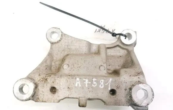 Honda Civic Engine mounting bracket