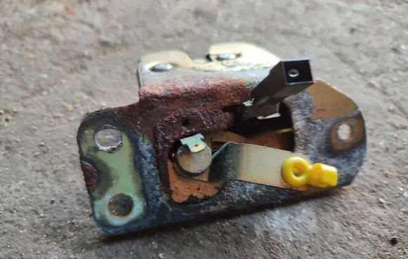 Loading door lock