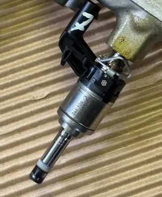 Audi A3 8Y Fuel injector 04E906036AL