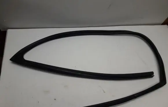 Renault Kadjar Rubber seal front door window/glass 