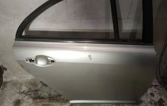 Toyota Avensis T250 Rear door pilkos