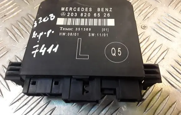 Mercedes-Benz C W203 Door control unit/module 2038206526 A2038206526