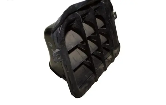 Quarter panel pressure vent