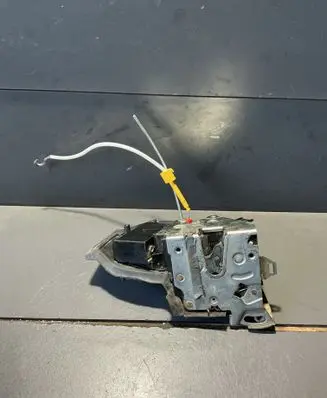 BMW 5 E39 Rear door lock 40620751