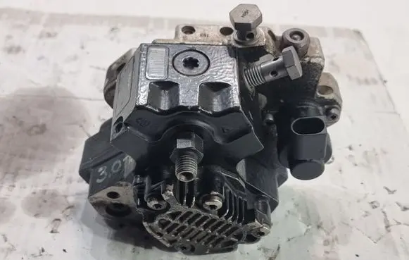 Audi A8 S8 D3 4E Fuel injection high pressure pump 059130755E 0445010090