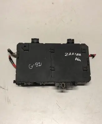 Opel Zafira B Fuse module 13220831