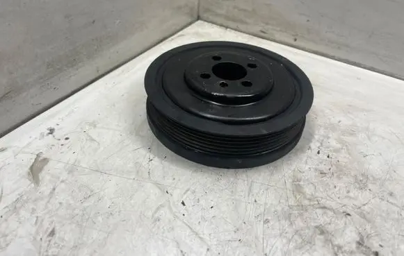 Volkswagen PASSAT B6 Crankshaft pulley 03G105243C