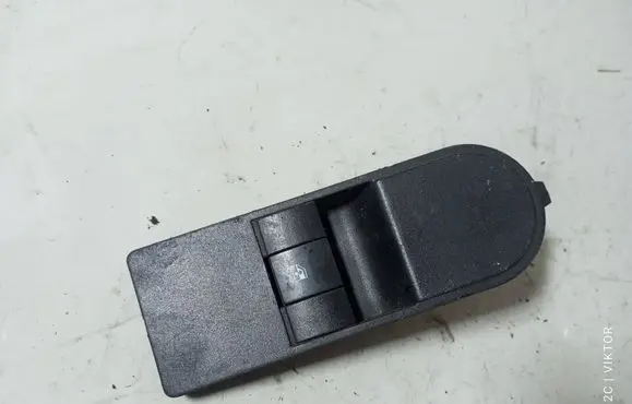 Opel Zafira B Electric window control switch 13197132 93162821