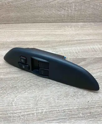 Toyota Yaris Electric window control switch 0113D09