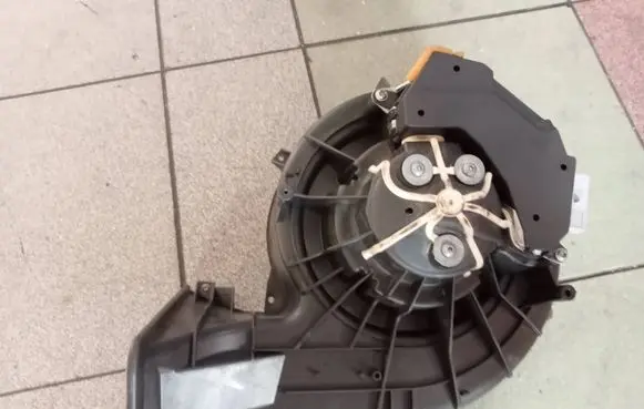 Opel Vectra C Heater fan/blower 985852T