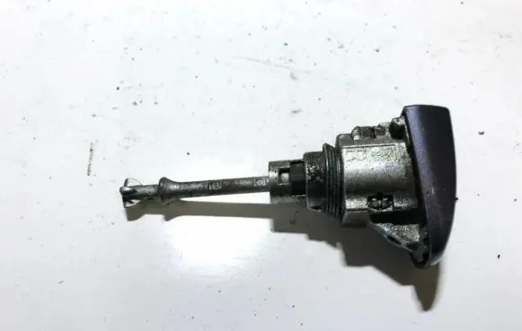 Volkswagen PASSAT B6 Front door lock (next to the handle) n0503591