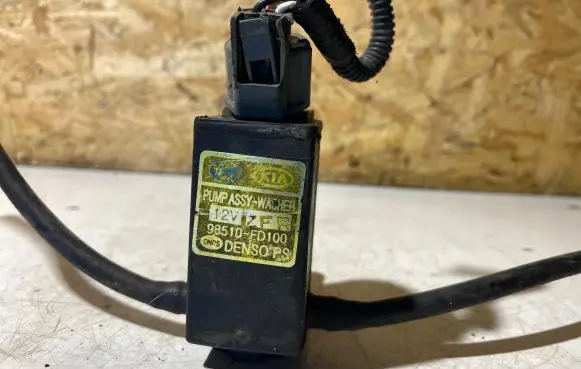 KIA Ceed Windscreen/windshield washer pump 98510