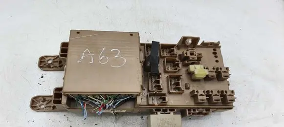 Toyota Corolla E120 E130 Fuse module 8264102040 MB2323008521